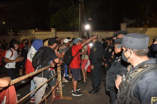 Represión policial a la puerta de la casa presidencial 2