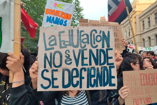 Uruguay contundente marcha por la educacion 2