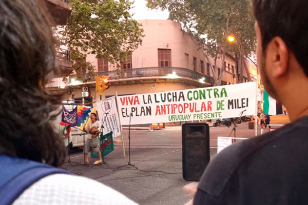 En Uruguay hubo apoyo al paro general argentino contra la ley omnibus de Milei 2