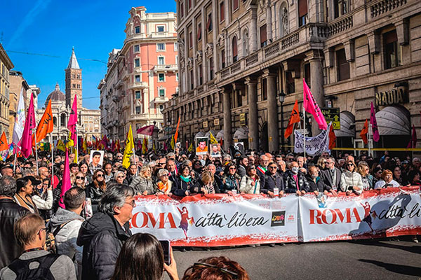 Cien mil en Roma para recordar a las victimas de la mafia 2