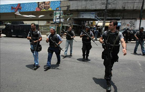 Favelas_ocupadas_foto_2policias