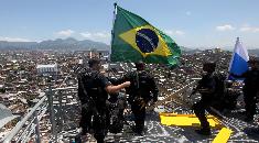 Favelas_ocupadasfoto_1_bandera