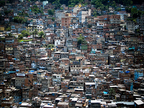 Foto_2tanques_en_favelas