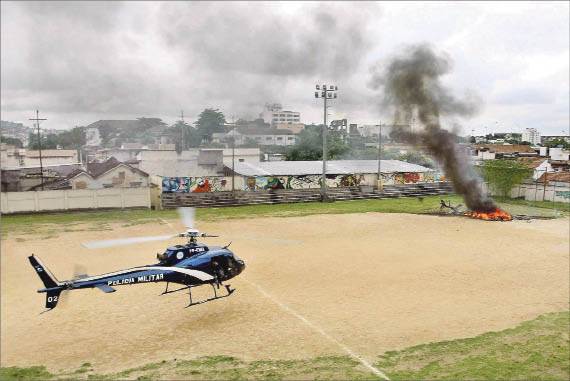 foto_2__muertos_en_favelas_helicoptero